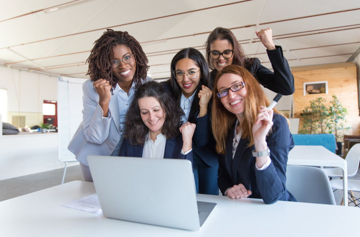 Mulheres colaborando em um ambiente de trabalho no Brasil